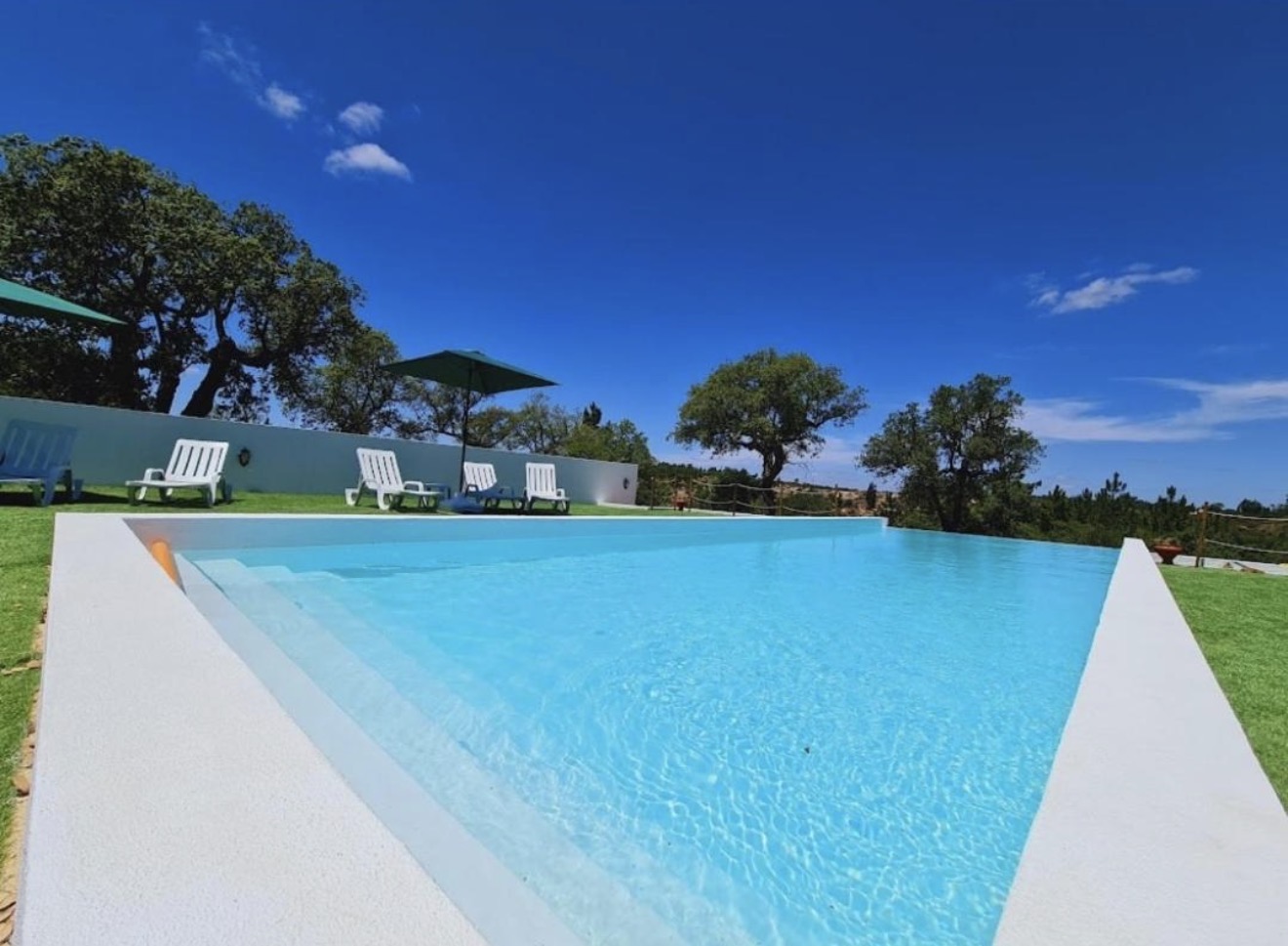 Piscina do Monte de Montargil com vista para o campo alentejano